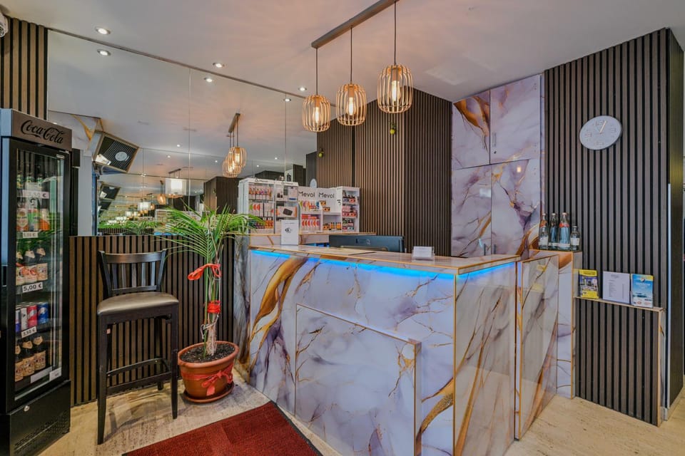 Lobby or reception, Drinks, Alcoholic drinks