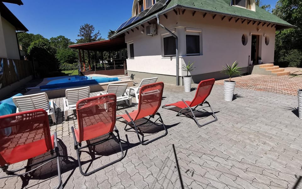 Property building, Swimming pool, sunbed