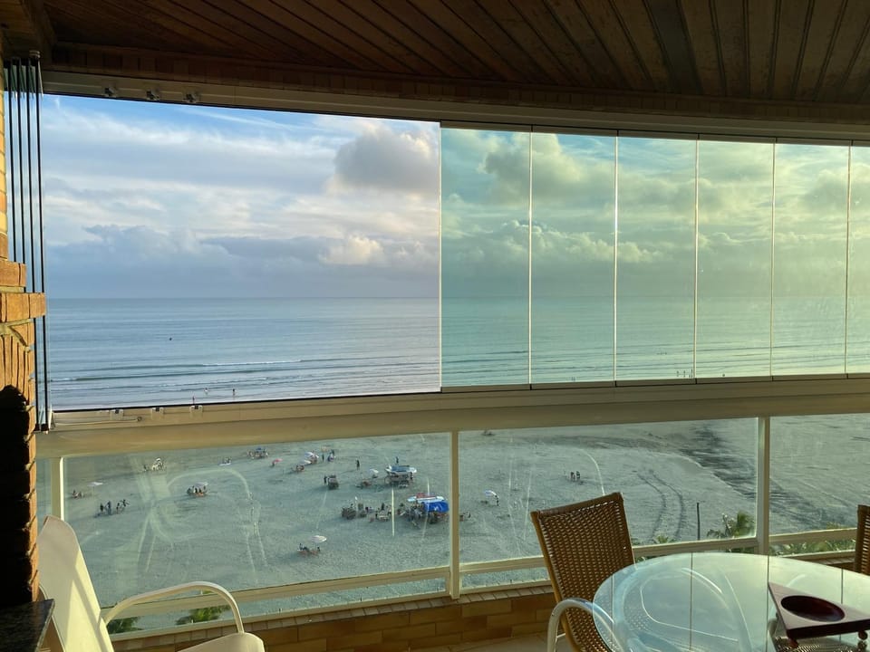 Apto Varanda Gourmet Pé na Areia, Domingo saída até as 20horas Apartment in State of São Paulo