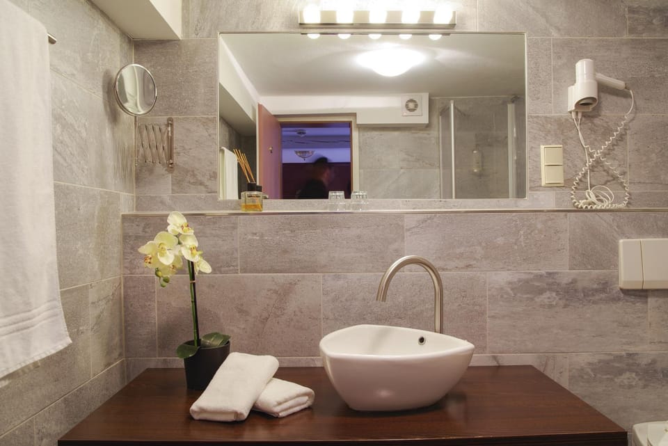 Bathroom, Decorative detail