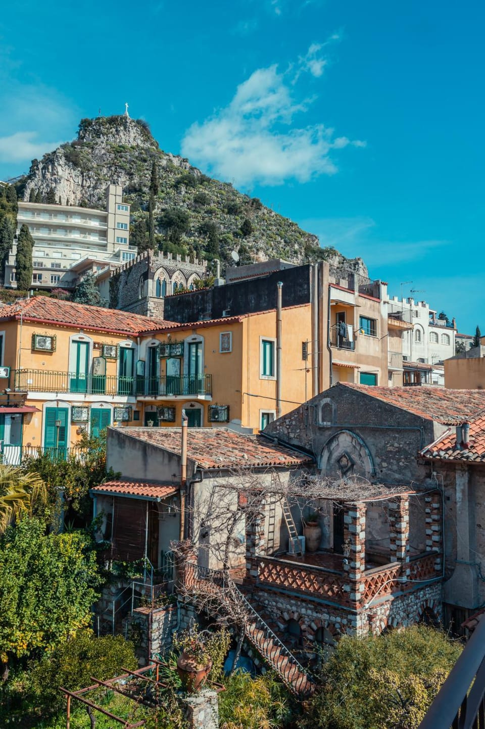 Nearby landmark, Neighbourhood, City view, Street view