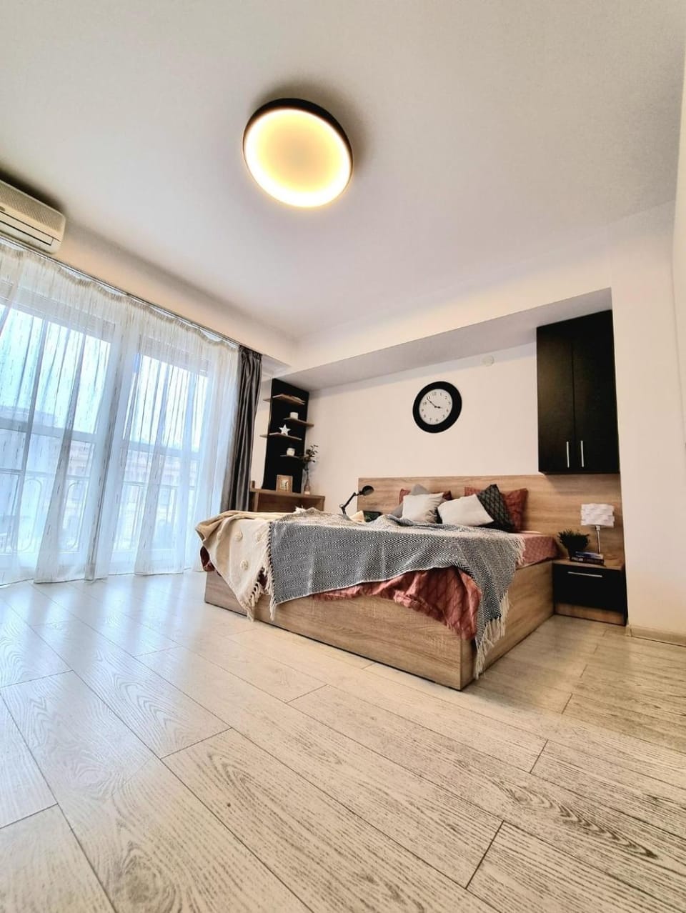 Bed, TV and multimedia, Bedroom
