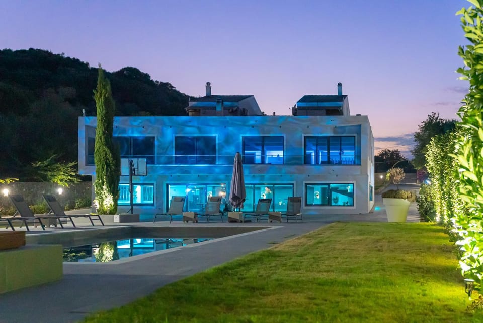 Property building, Garden, Swimming pool