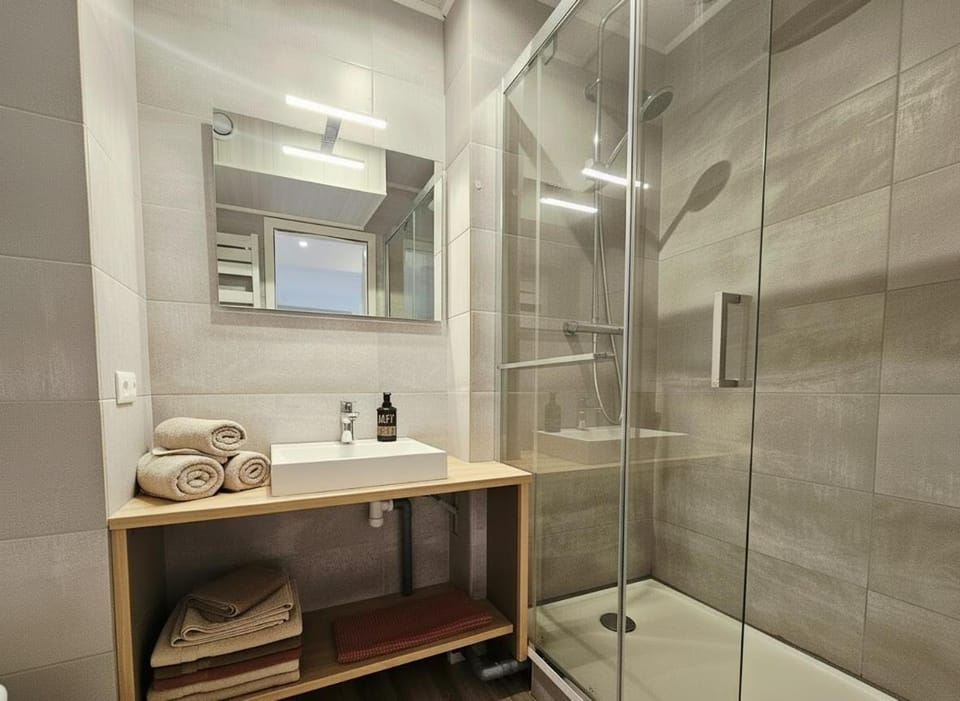 Shower, Bathroom, towels