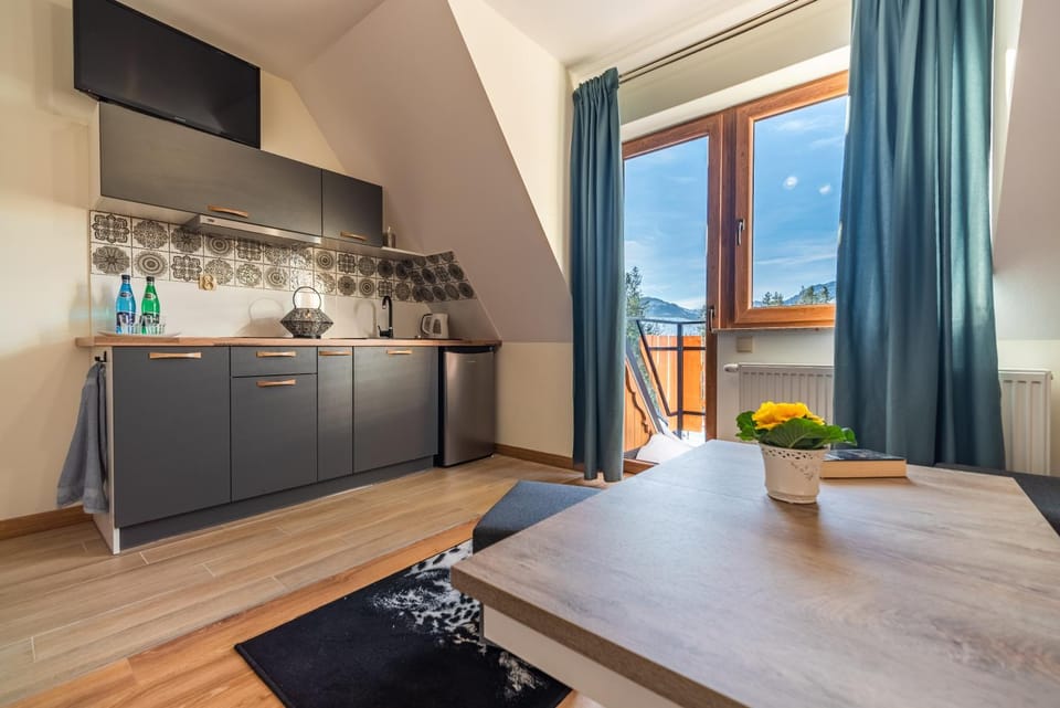 Kitchen or kitchenette, Dining area