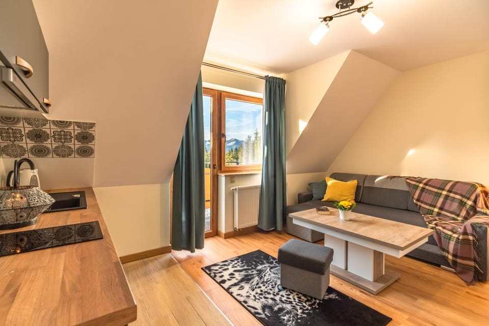 Kitchen or kitchenette, Seating area, Dining area