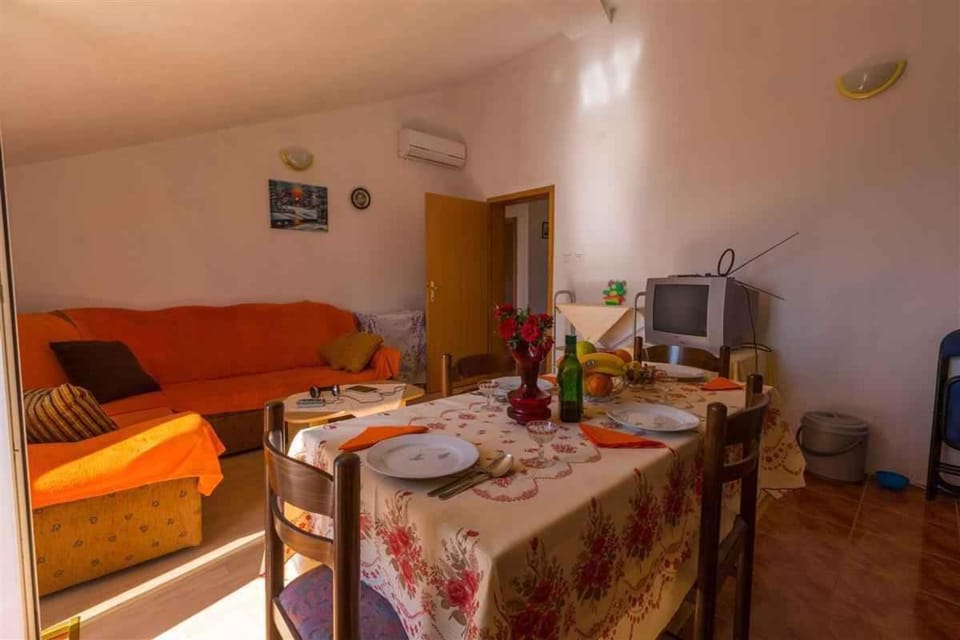 TV and multimedia, Living room, Seating area, Dining area, air conditioner
