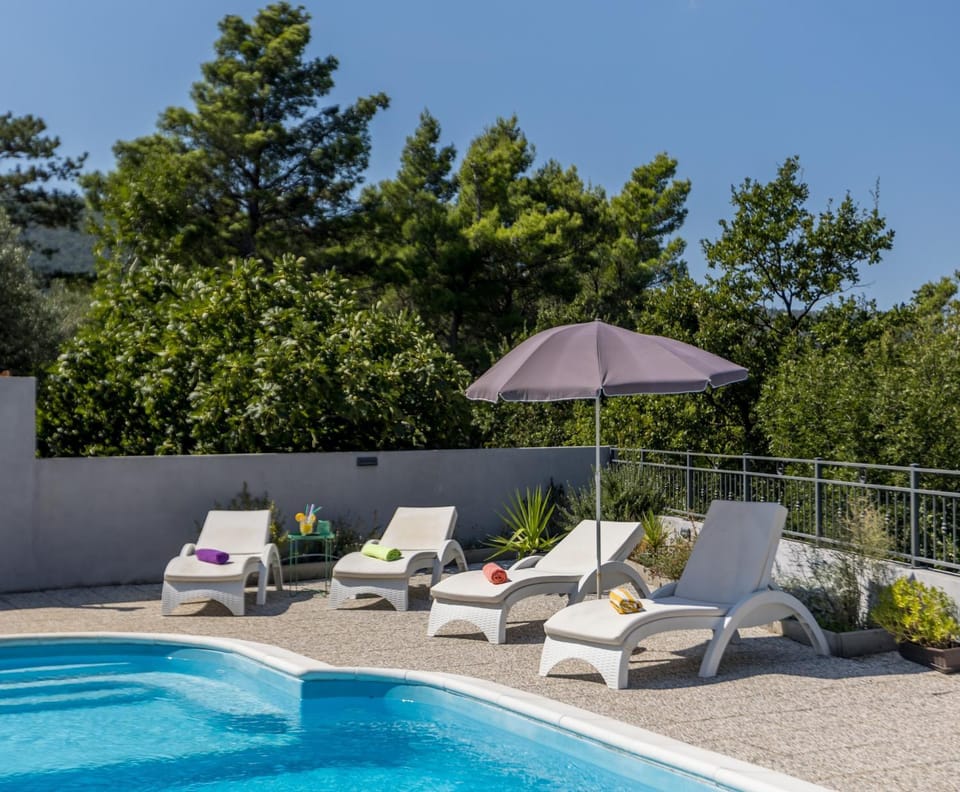 JOVI-relaxing, fenced, private, heated pool & view House in Split-Dalmatia County
