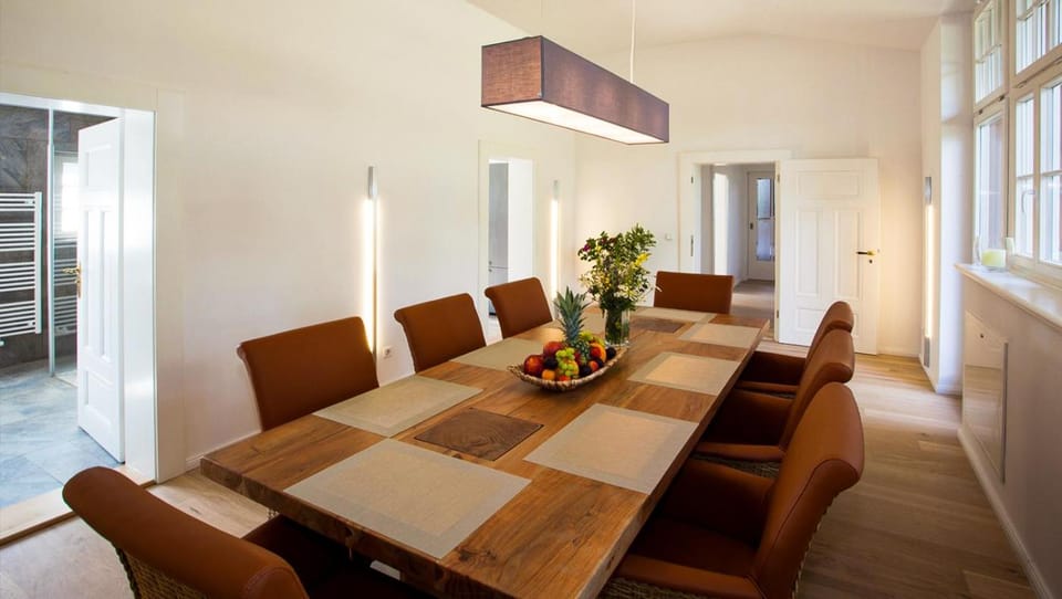 Kitchen or kitchenette, Living room, Seating area, Dining area