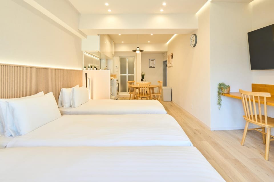 Bed, TV and multimedia, Kitchen or kitchenette, Living room, Photo of the whole room, Seating area, Dining area, Bedroom