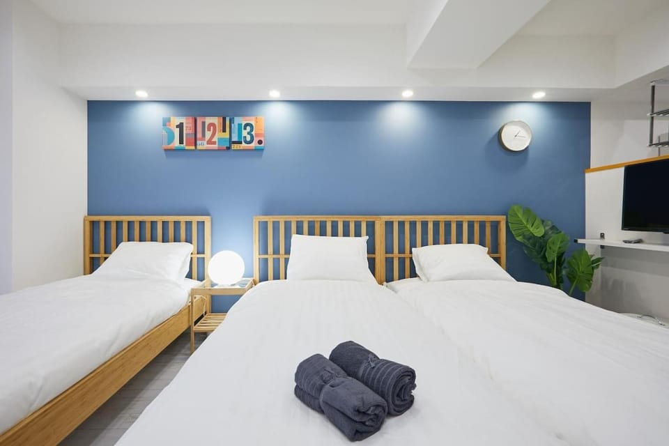 Bed, TV and multimedia, Photo of the whole room, Bedroom, towels