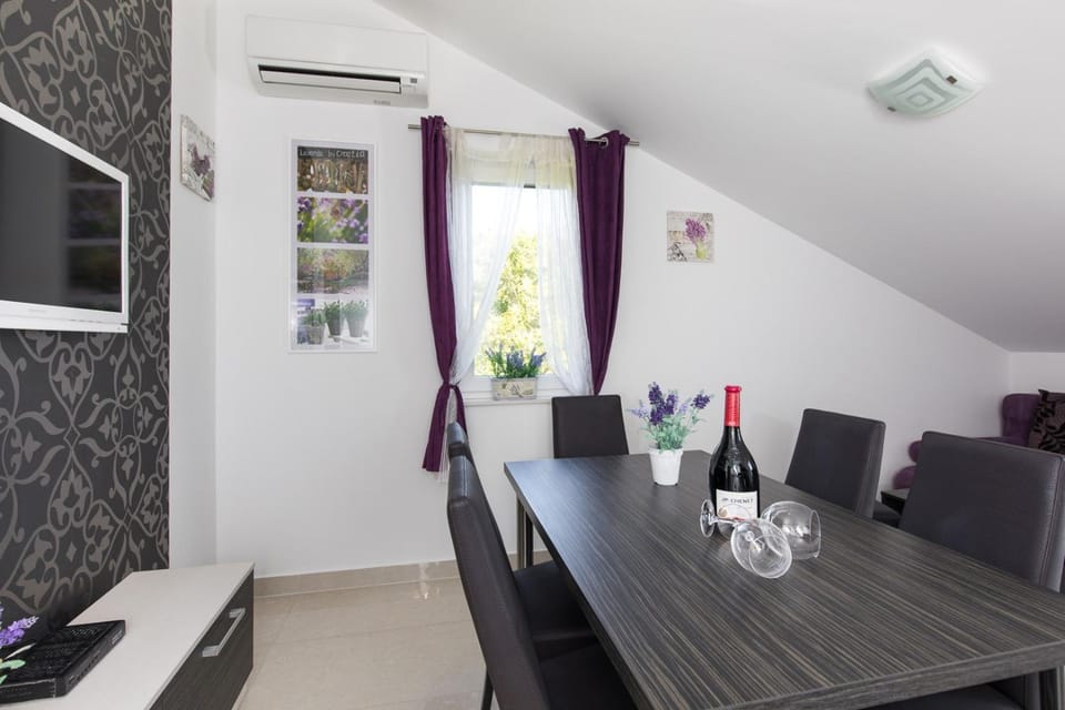 TV and multimedia, Dining area, air conditioner