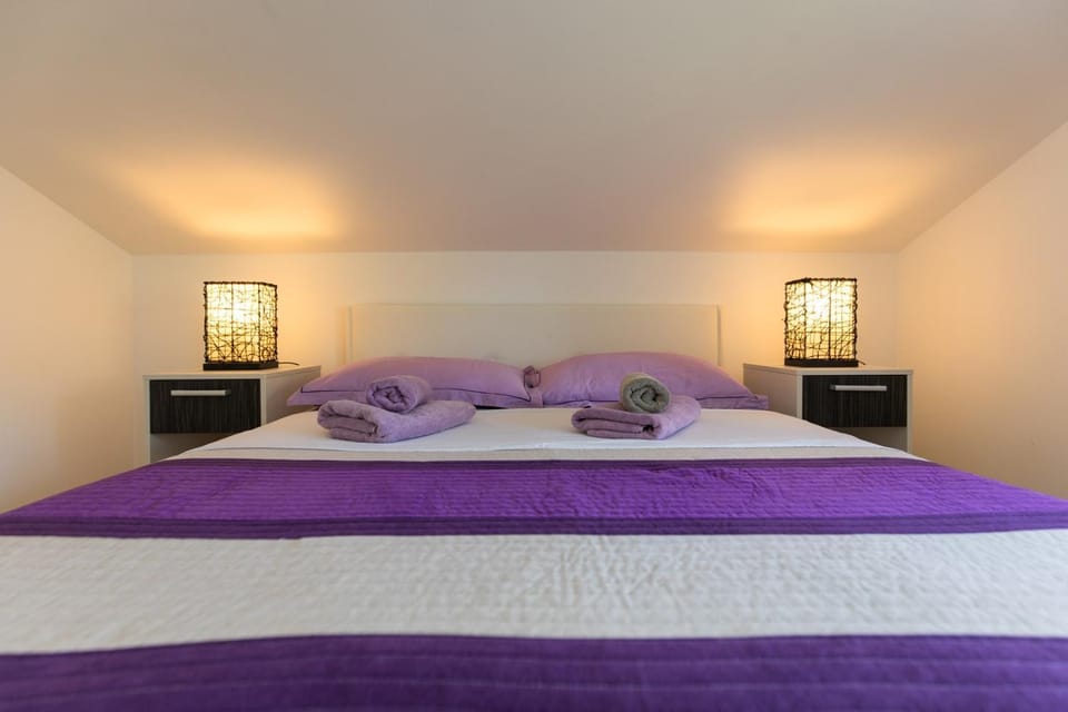 Bed, Bedroom, towels