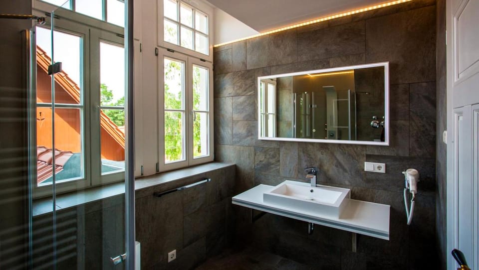 Shower, Bathroom, internet, towels