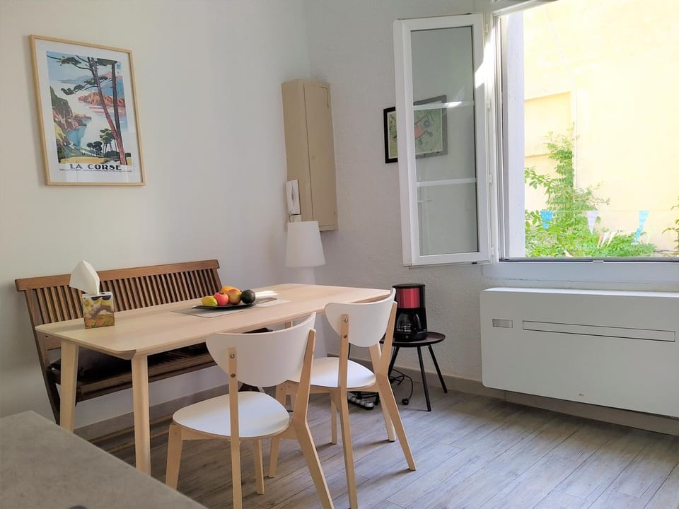 Coffee/tea facilities, Seating area, Dining area