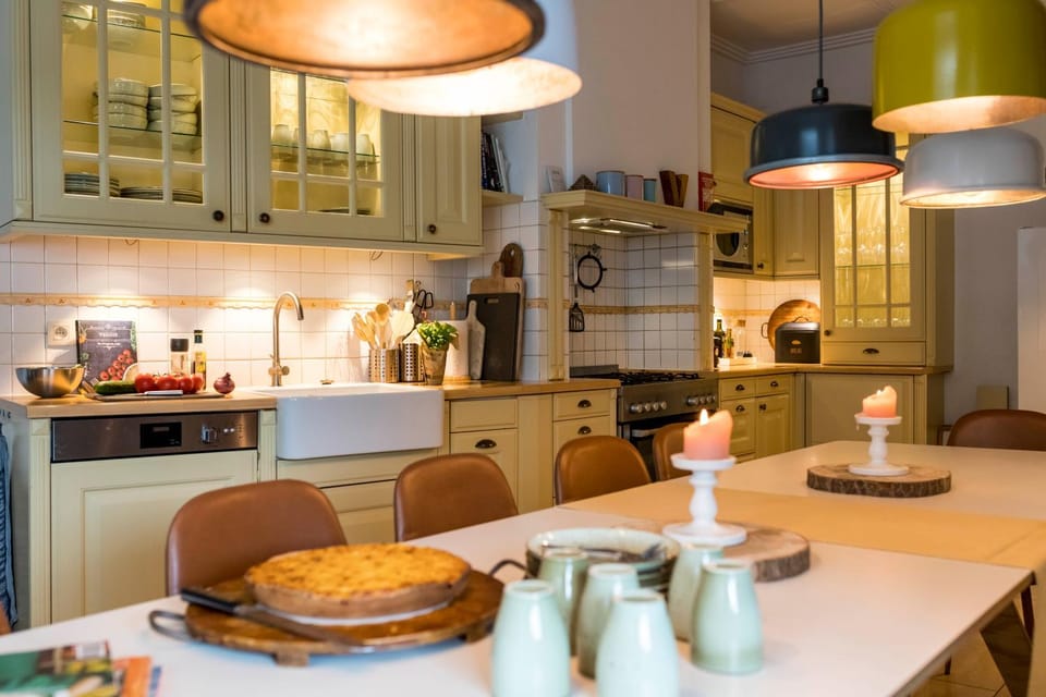 Coffee/tea facilities, Kitchen or kitchenette, Dining area, stove, kitchen