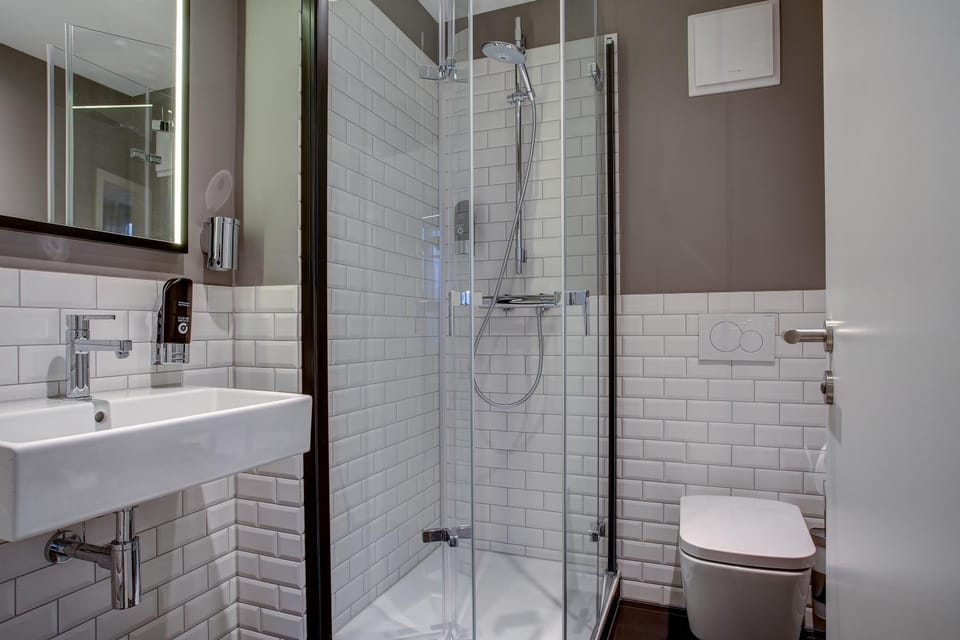 Shower, Toilet, Bathroom, towels