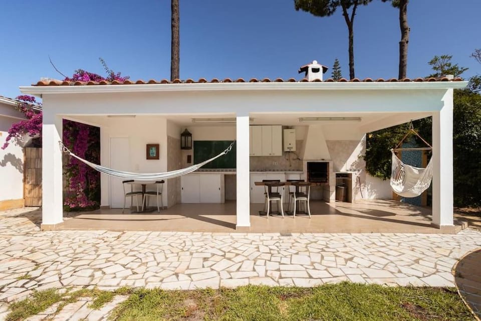 Property building, Patio, Day, Garden, Balcony/Terrace