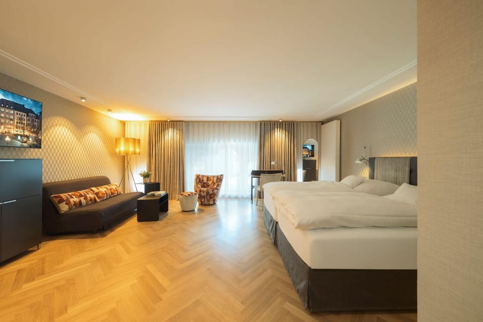 TV and multimedia, Living room, Photo of the whole room, Seating area, Bedroom