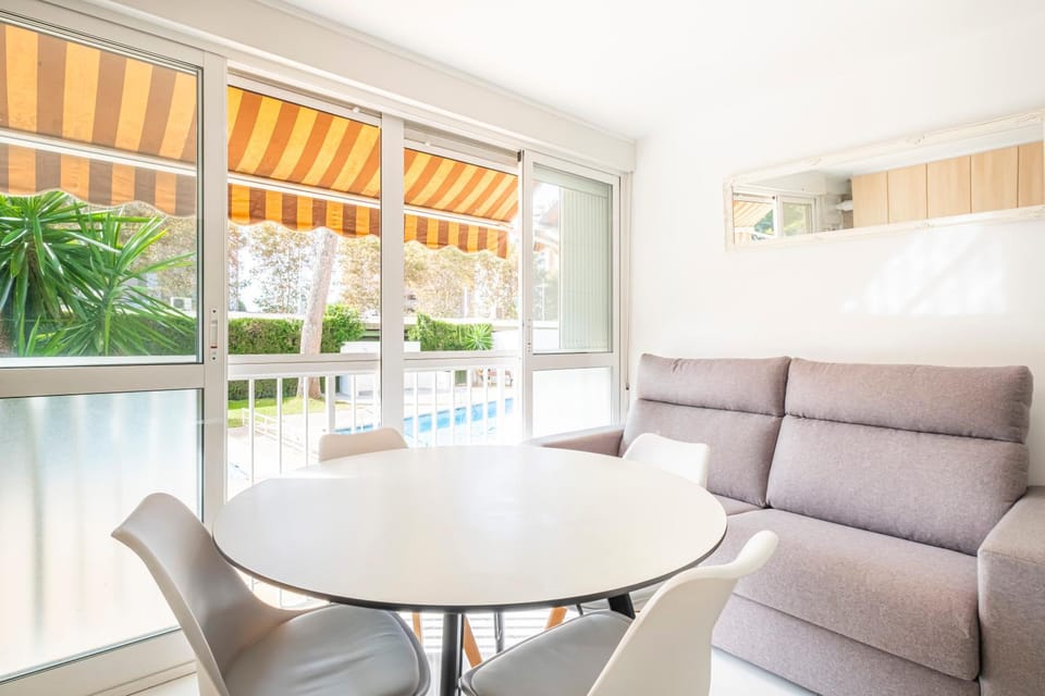 View (from property/room), Living room, Dining area, Garden view, Pool view