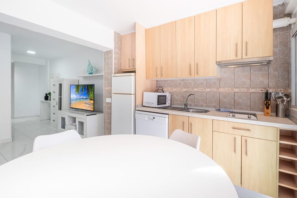 TV and multimedia, Coffee/tea facilities, Kitchen or kitchenette, Dining area, stove