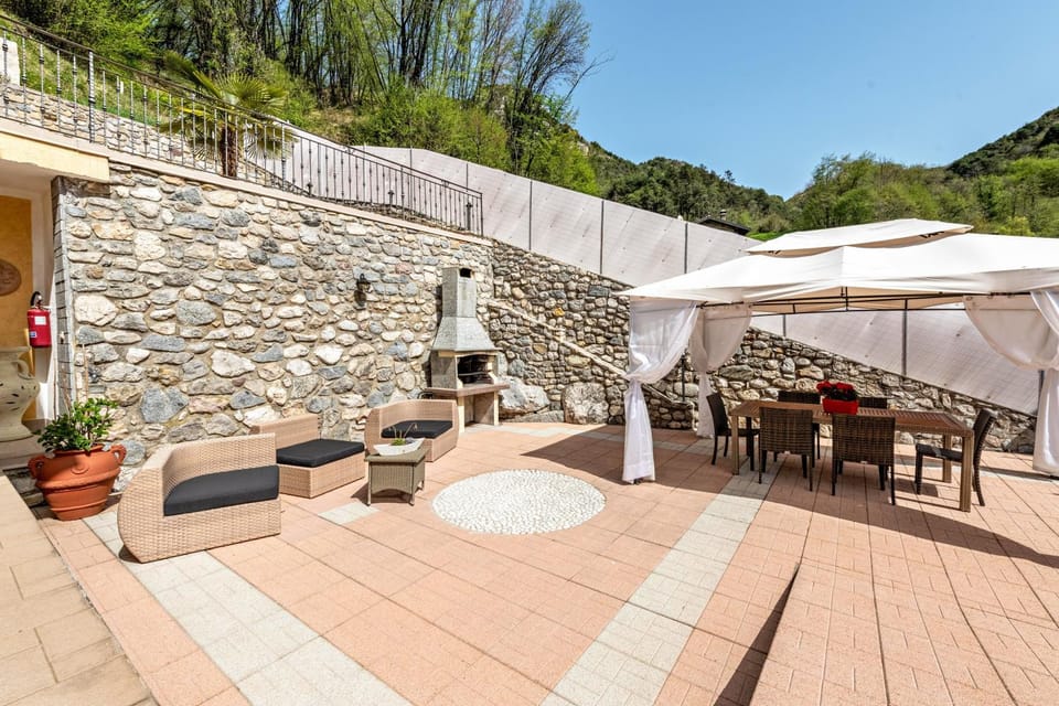 Property building, Balcony/Terrace, Living room