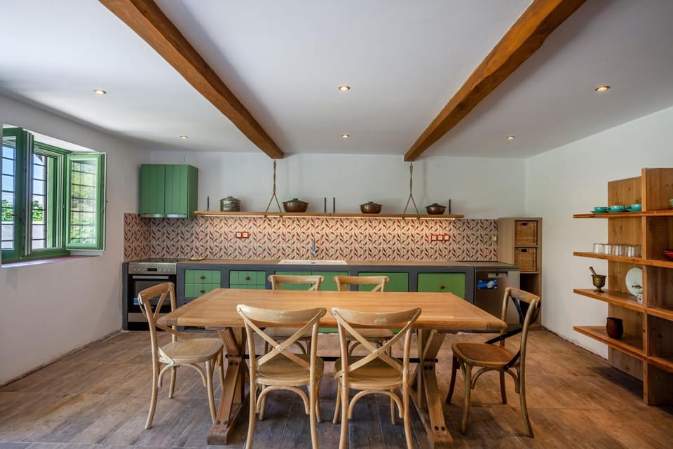 Kitchen or kitchenette, Dining area