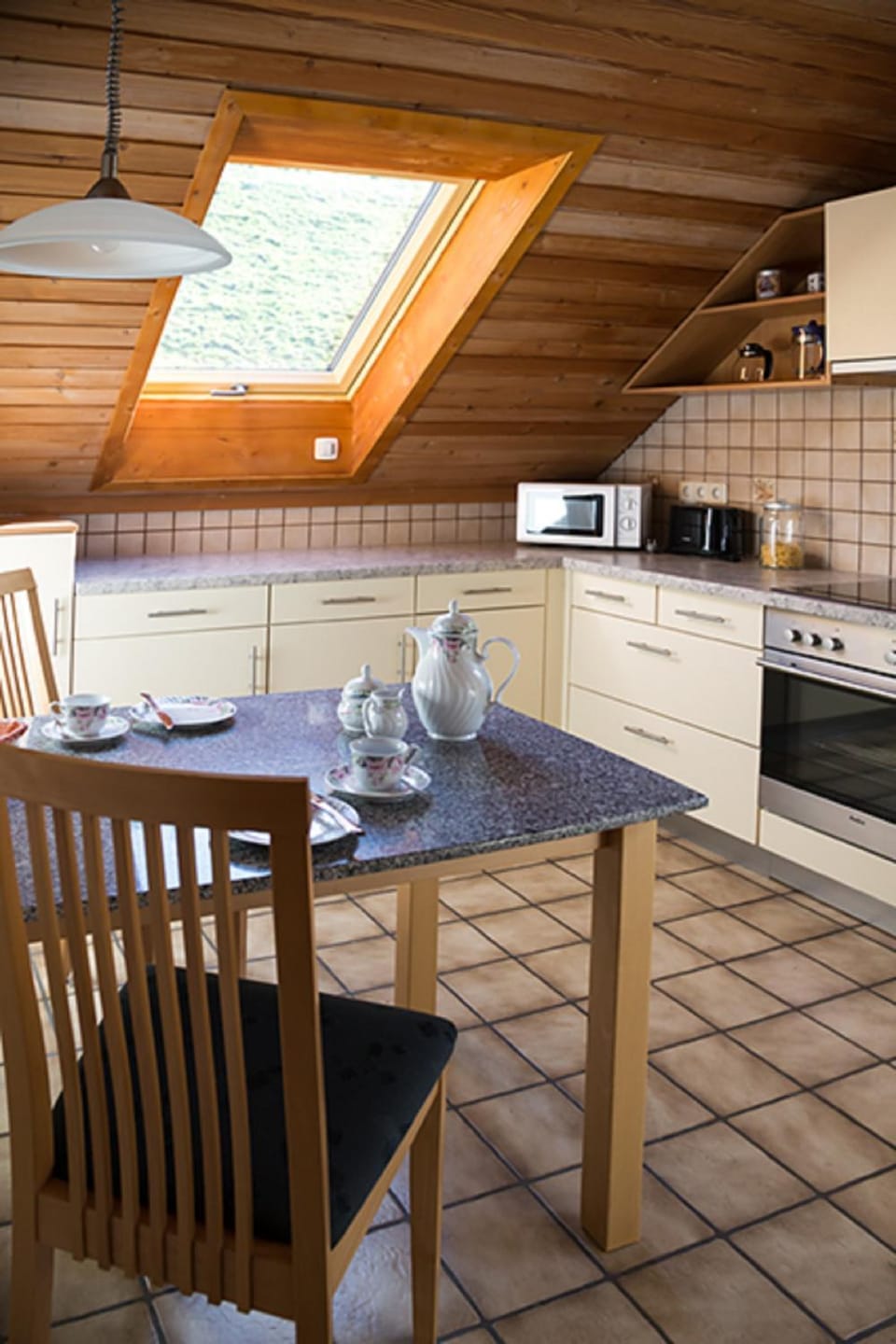 Kitchen or kitchenette, Dining area