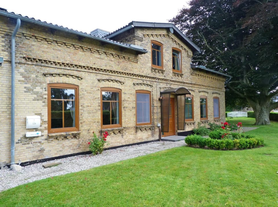 Property building, Facade/entrance, Day, Garden