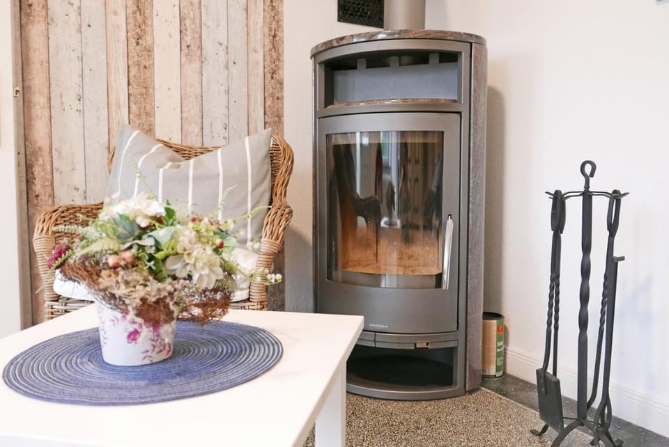 Seating area, fireplace