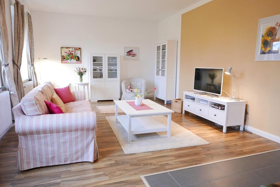 TV and multimedia, Living room, Seating area, Evening entertainment