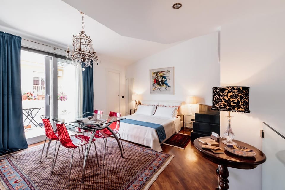 Bed, Photo of the whole room, Seating area, Dining area, Bedroom