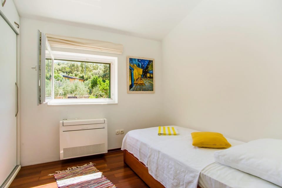 Bed, Bedroom, Garden view