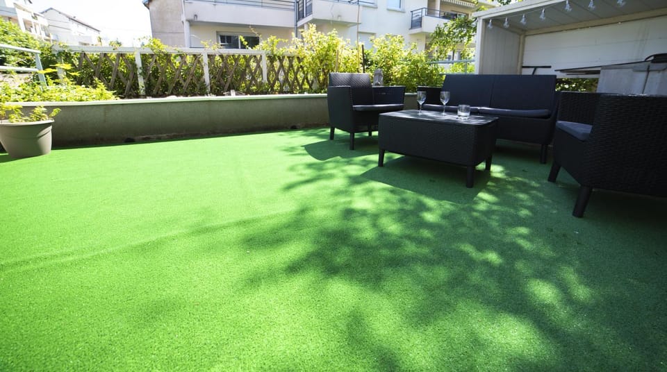 L'île d'Olive, appartement entier 2 à 4 personnes terrasse 25 m2 Besançon, proche CV, Micropolis et CHU Apartment in Besançon