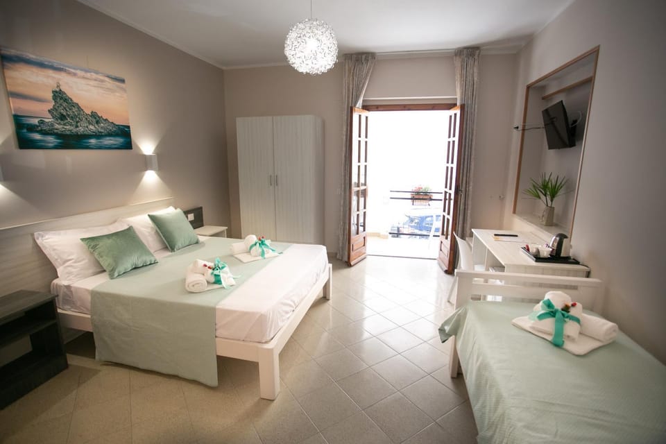 Bed, Photo of the whole room, towels