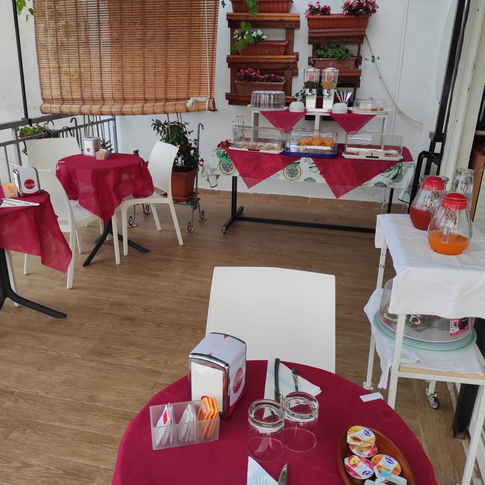 Food and drinks, Dining area, Food, Drinks