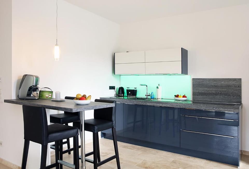 Coffee/tea facilities, Kitchen or kitchenette, Dining area