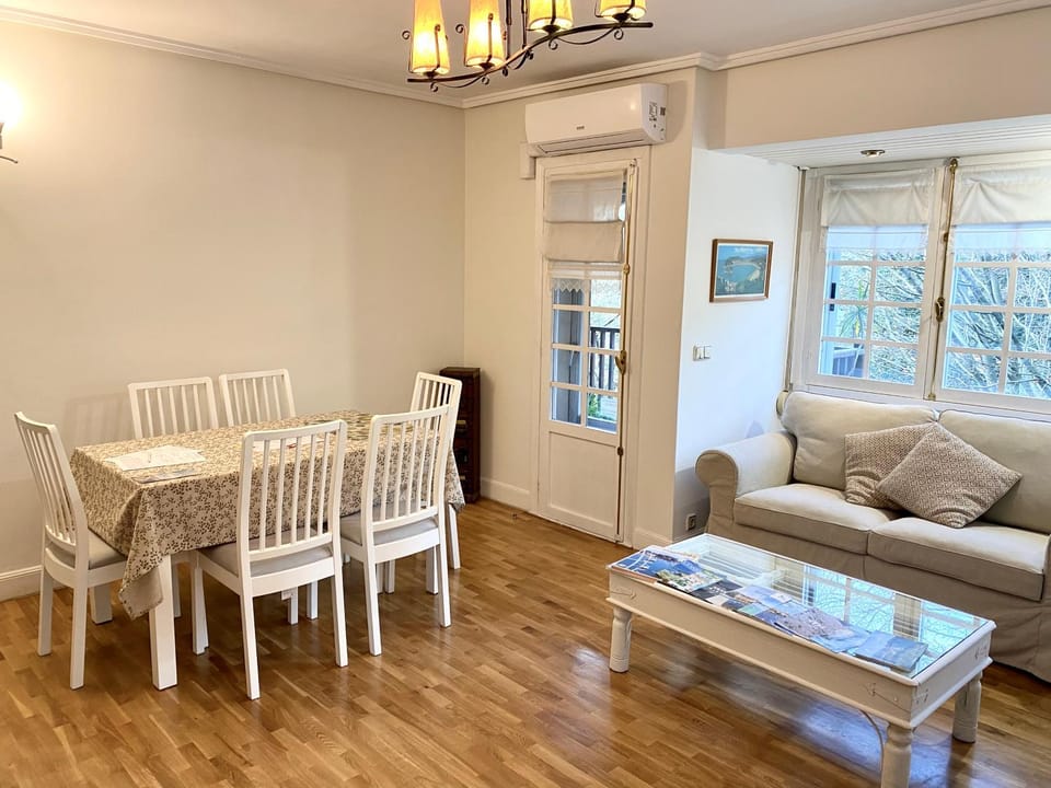 Living room, Seating area, Dining area, air conditioner