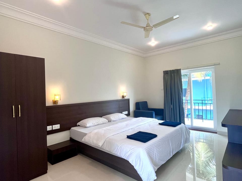 Photo of the whole room, Bedroom, wardrobe