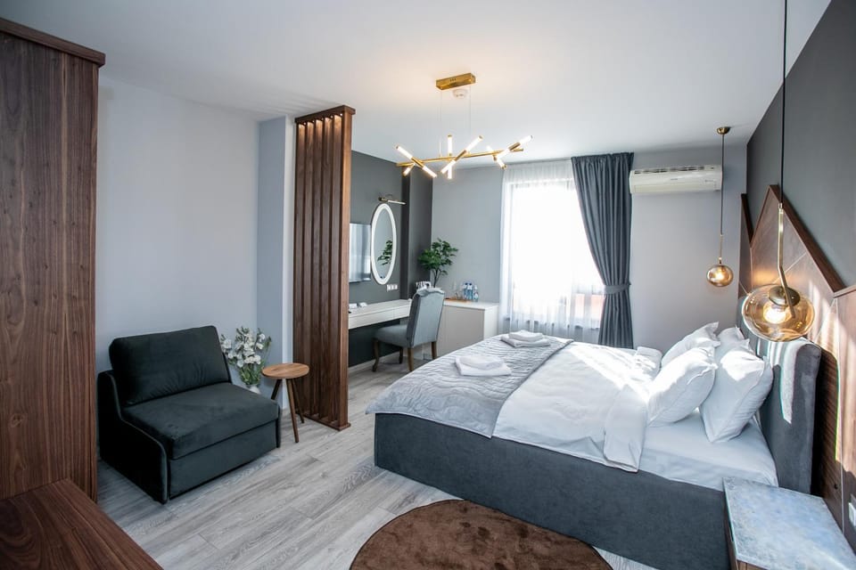Bed, TV and multimedia, Living room, Photo of the whole room, Seating area, Bedroom, wardrobe