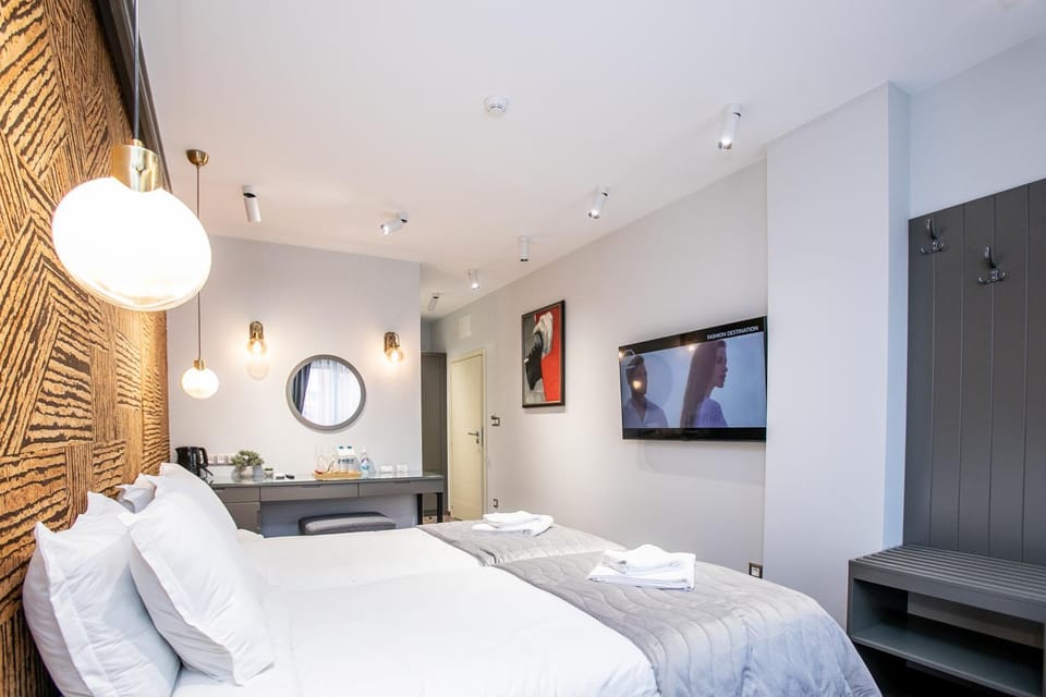 Bed, TV and multimedia, Bedroom
