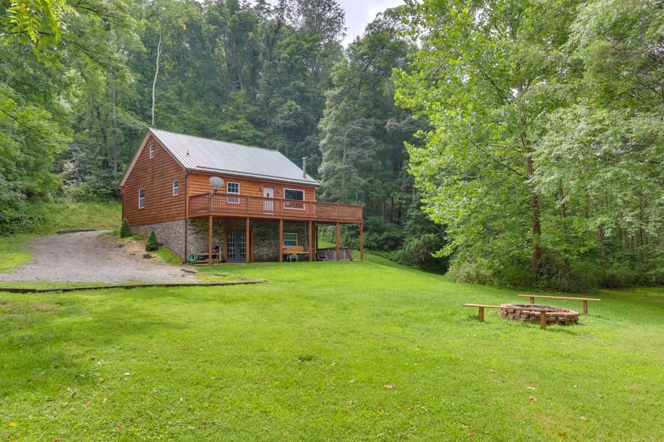 Rustic Cabin with Hot Tub - 7 Miles to Hocking Hills Cabin in Ohio