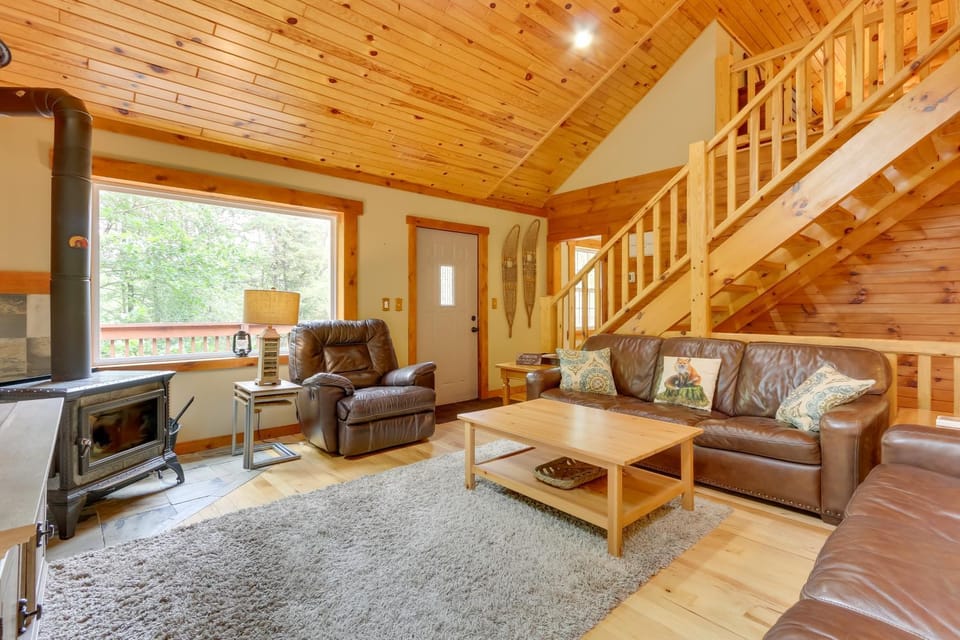 Rustic Cabin with Hot Tub - 7 Miles to Hocking Hills Cabin in Ohio