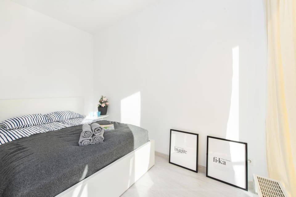 Photo of the whole room, Bedroom