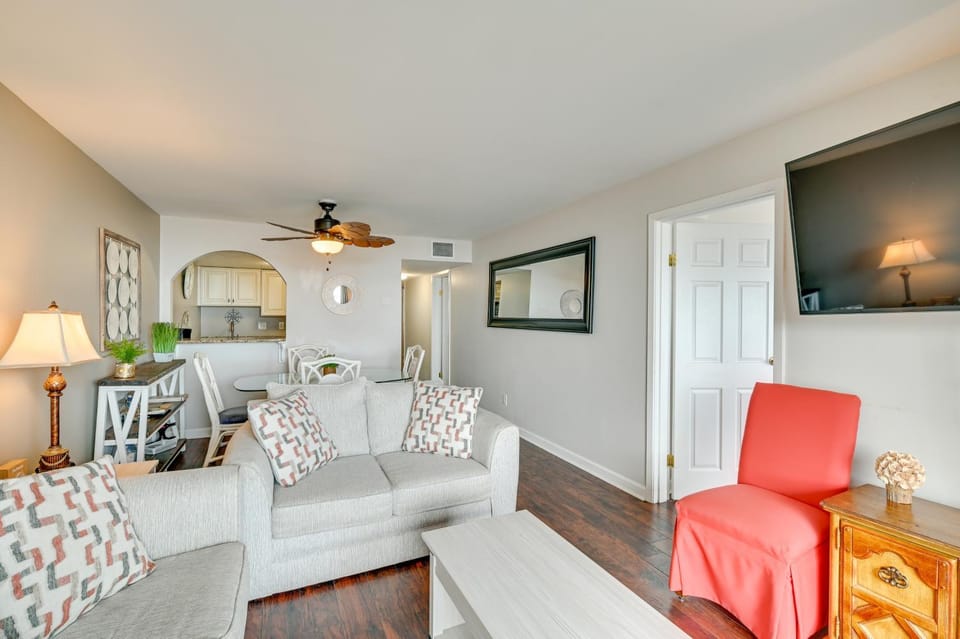 Walk to Family Kingdom, Ocean Myrtle Beach Condo! Apartment in Myrtle Beach