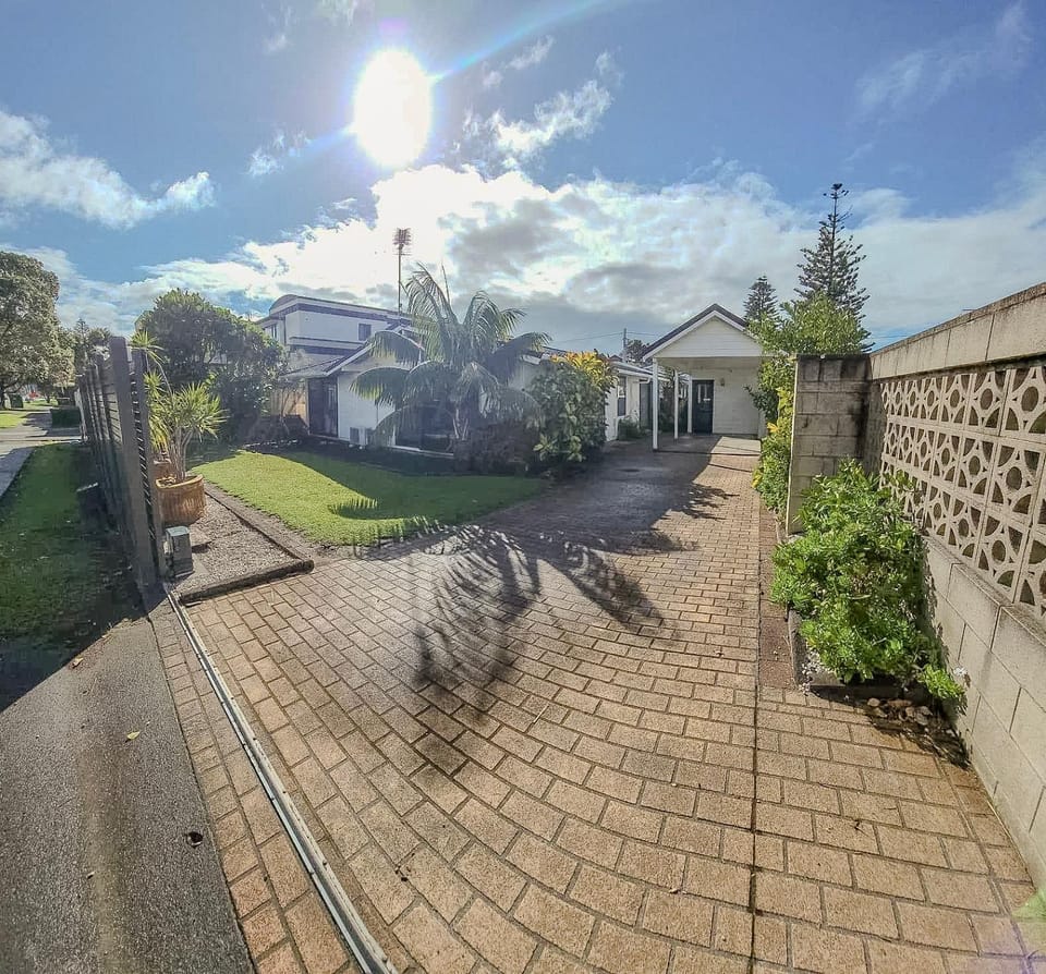 Property building, Garden, Parking