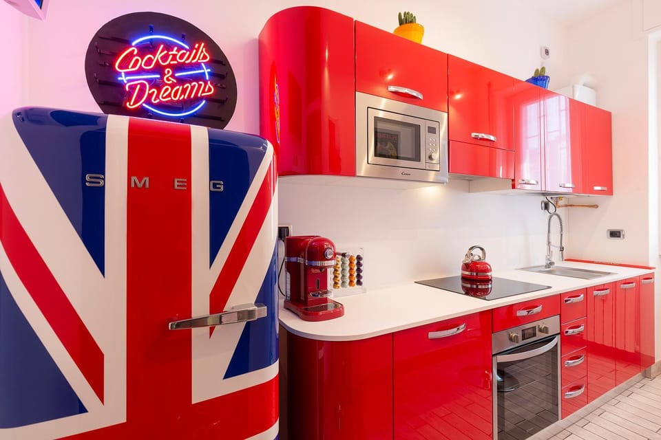 Coffee/tea facilities, Kitchen or kitchenette, Decorative detail, Dining area