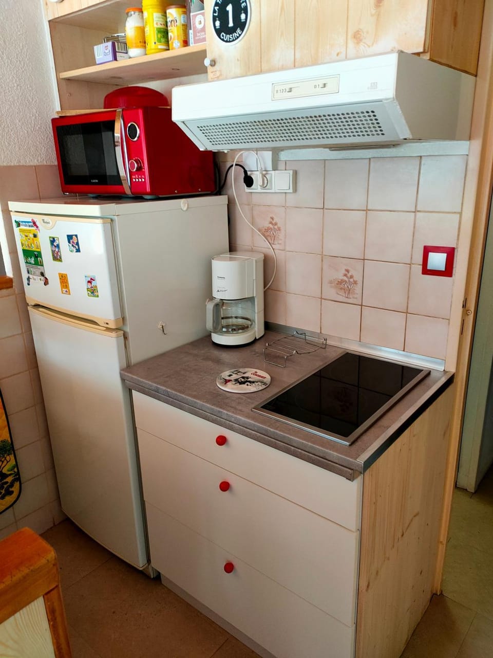 minibar, stove