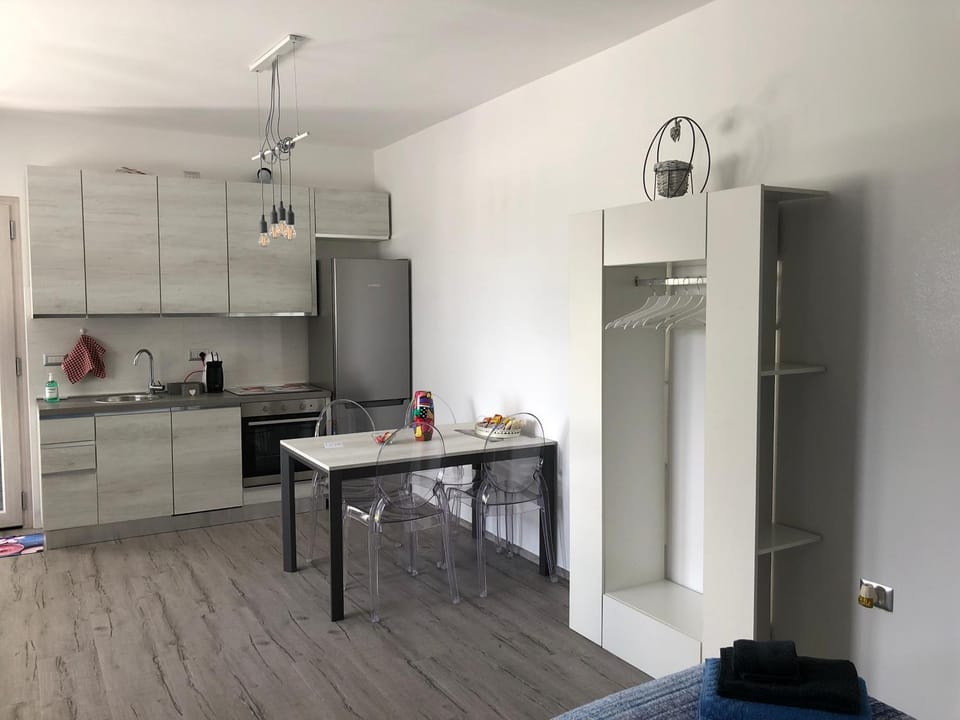 Coffee/tea facilities, Kitchen or kitchenette, Dining area