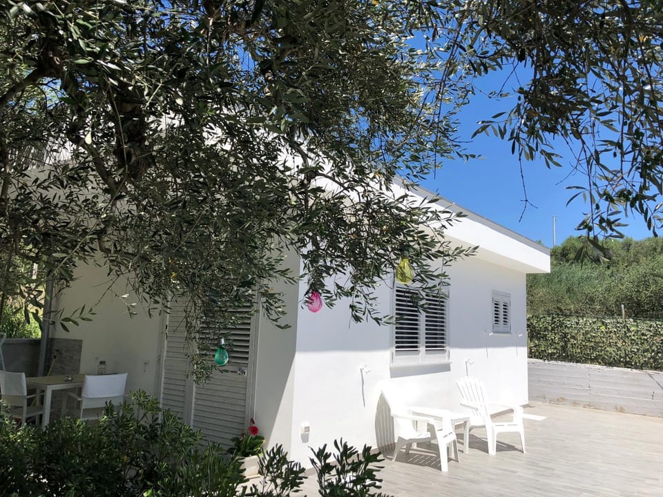 Property building, Facade/entrance, Garden, On site, Garden view